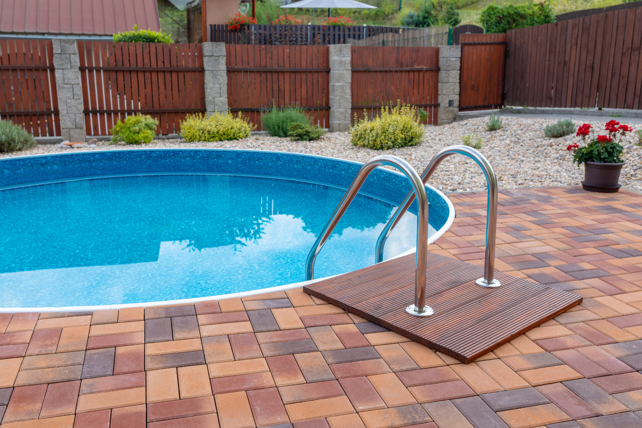 Read more about the article Dieser Pooltyp passt optimal in den Garten