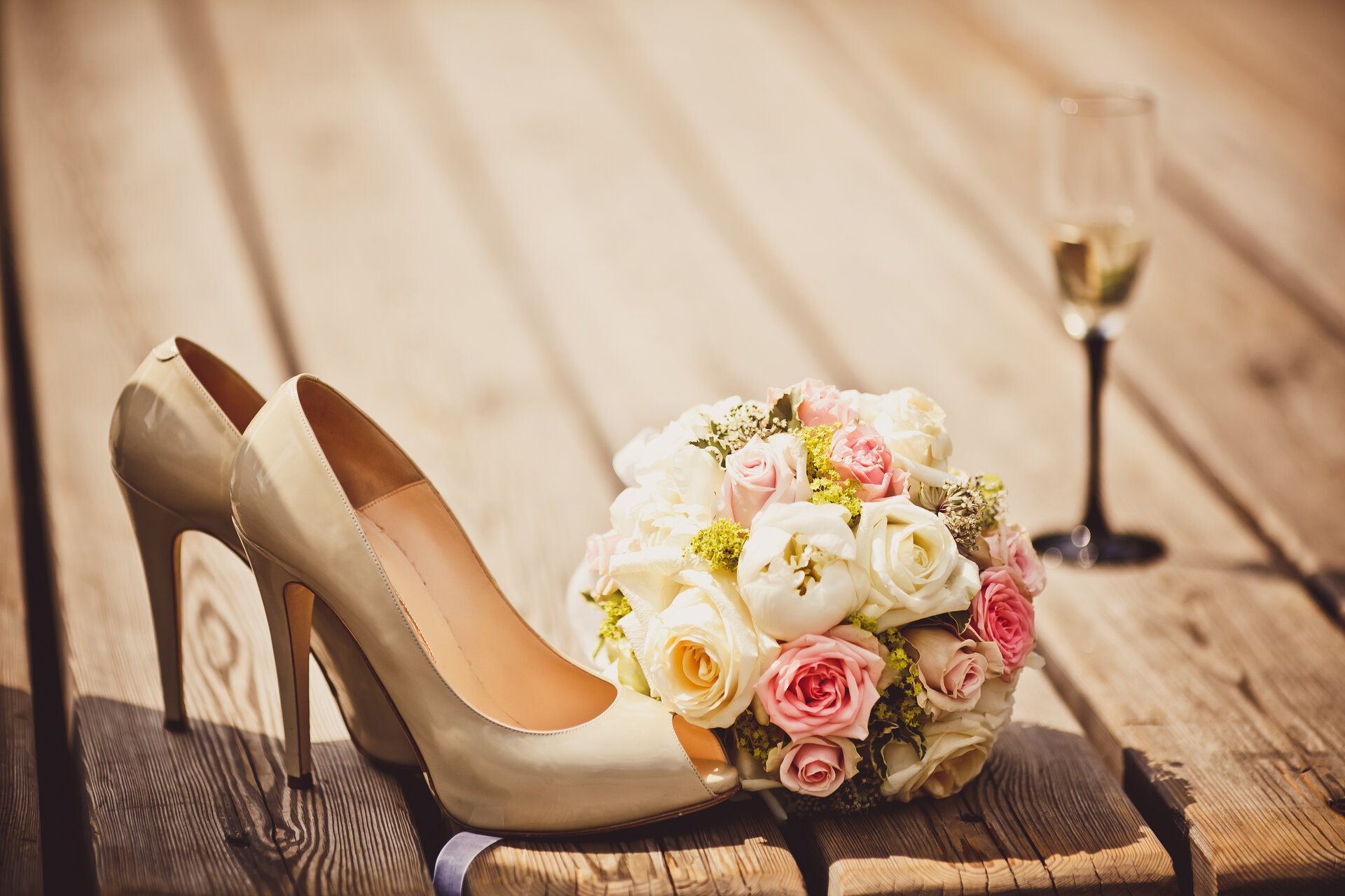 Read more about the article Schritte zum perfekten Hochzeits Look: Wähle deine Brautschuhe!