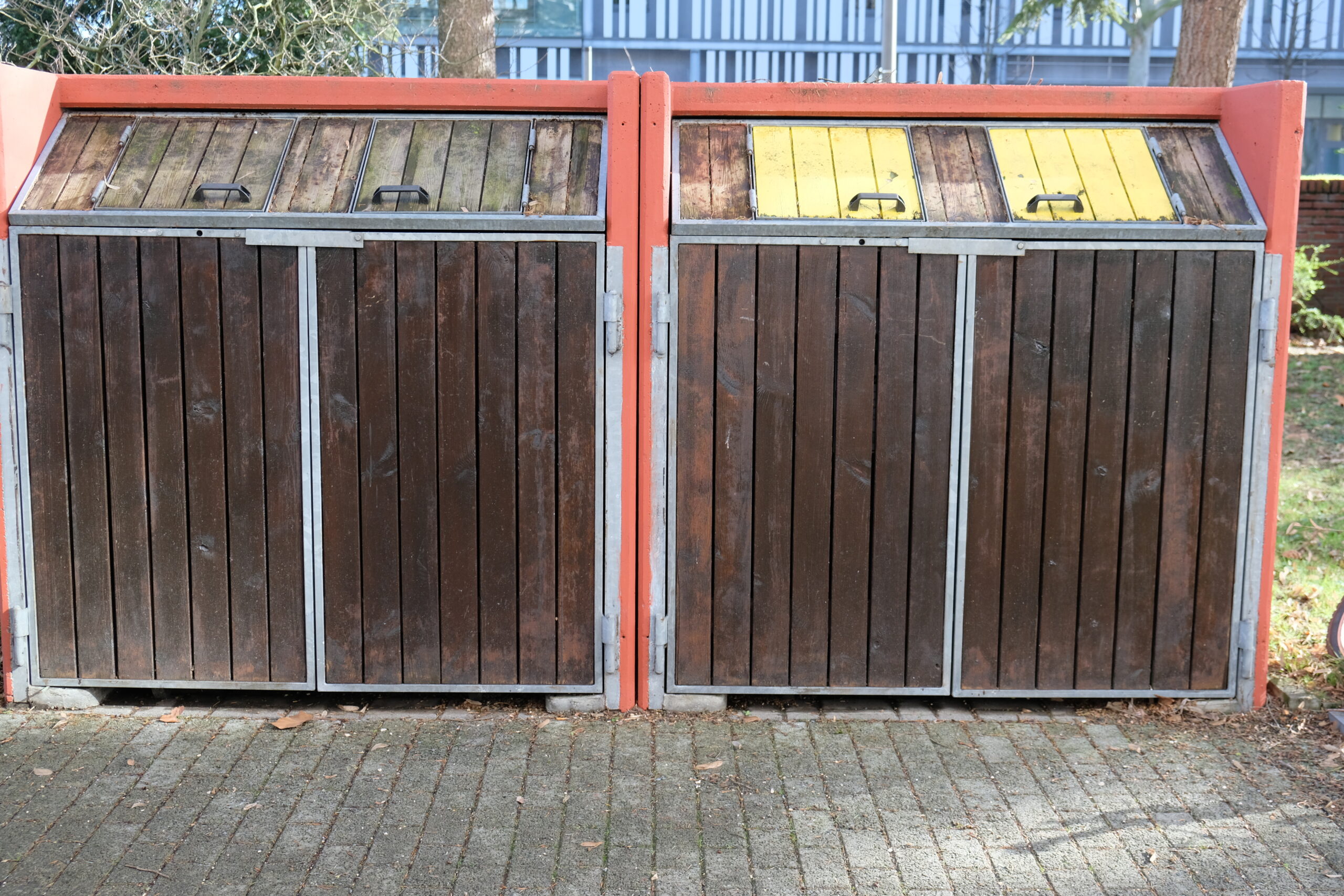 Read more about the article Natürlich Versteckt: Die Vorteile einer Mülltonnenbox aus Holz