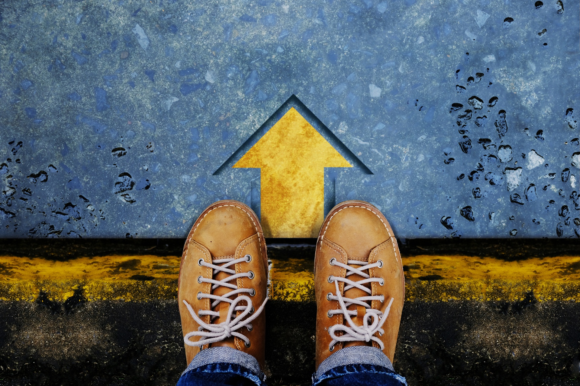 Schuhe vor Pfeil auf Asphaltboden | Elfbar Liquids