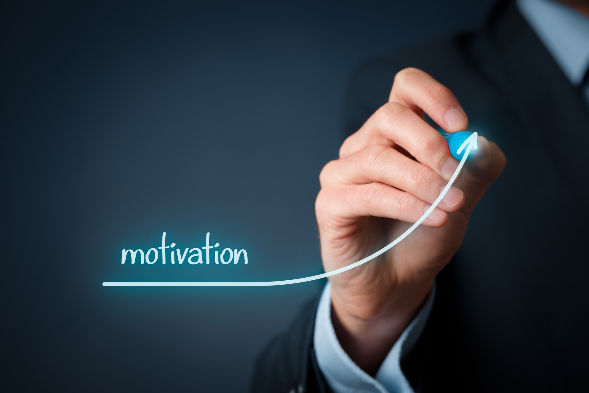 Hand zeichnet steigenden Motivationspfeil | Ghostwriter Bachelorarbeit